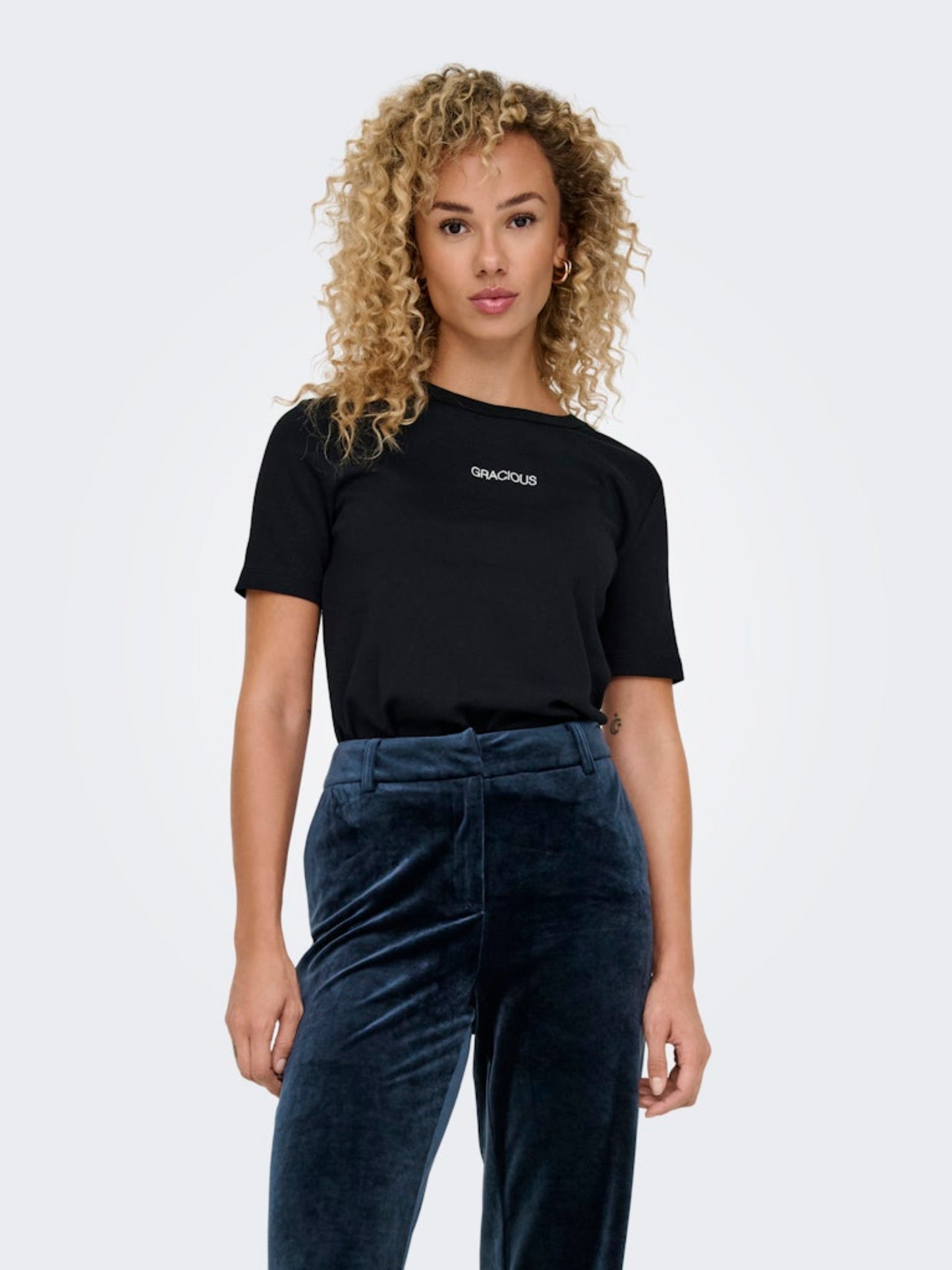 JDYCATIE S/S HEAVY EMB TOP
