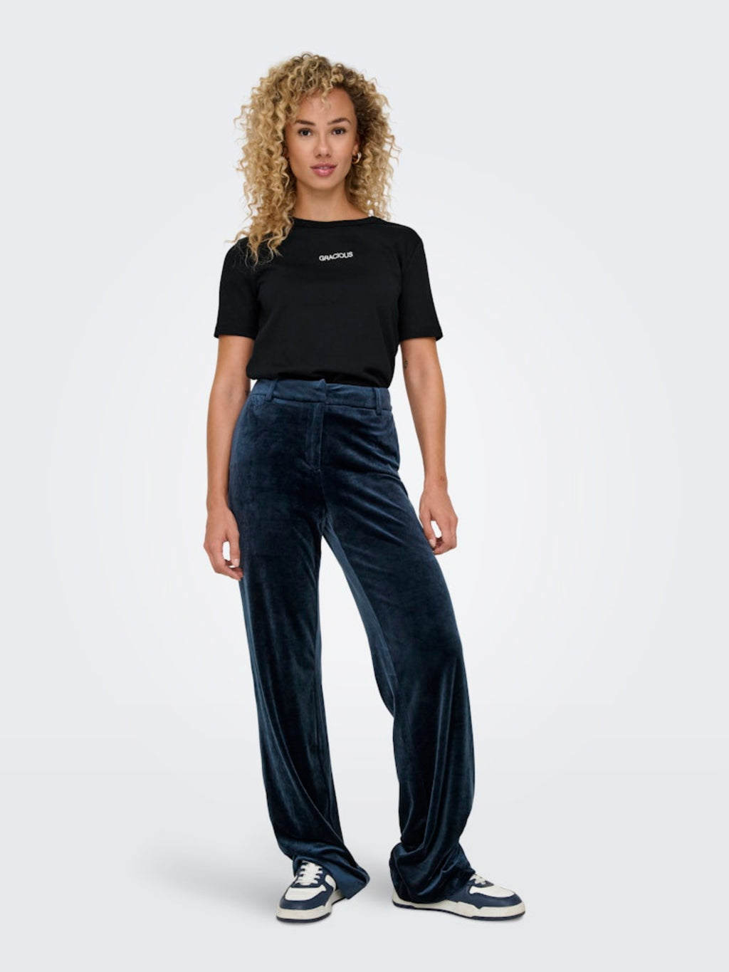 JDYCATIE S/S HEAVY EMB TOP