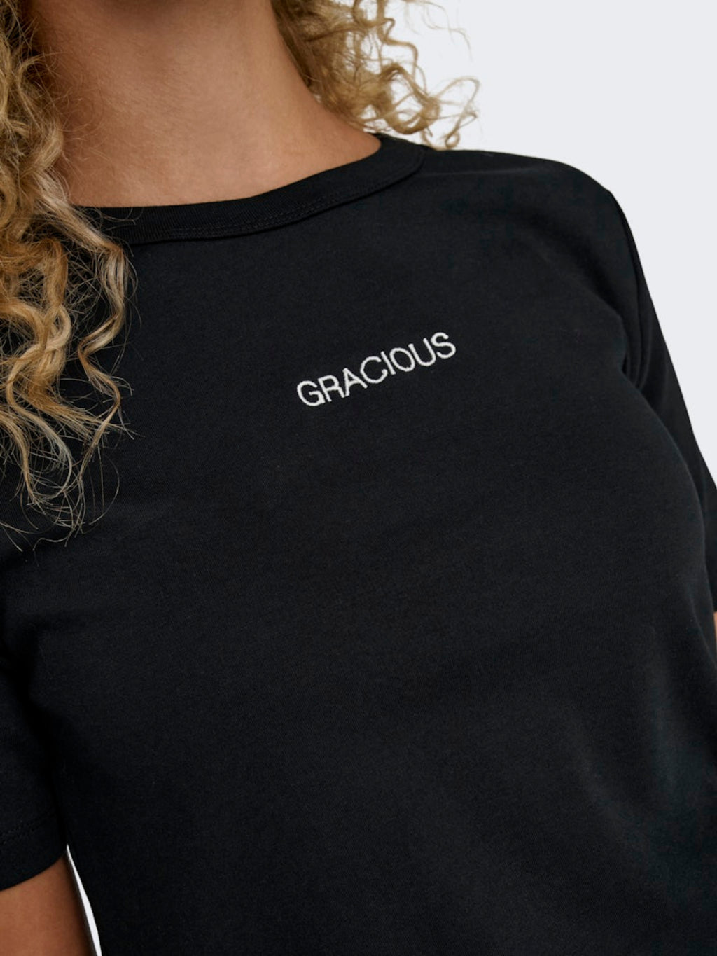 JDYCATIE S/S HEAVY EMB TOP